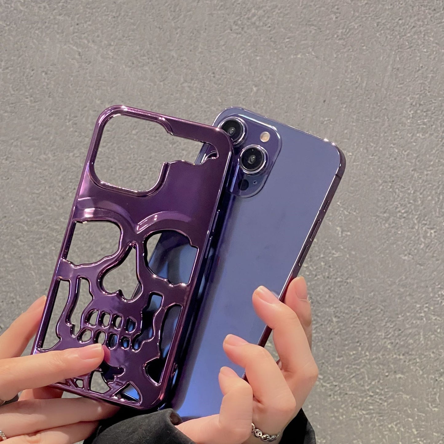 輝く個性を放つ！ラグジュアリー 3Dスカル iPhoneケース