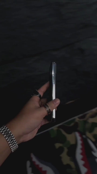 輝く個性を放つ！ラグジュアリー 3Dスカル iPhoneケース